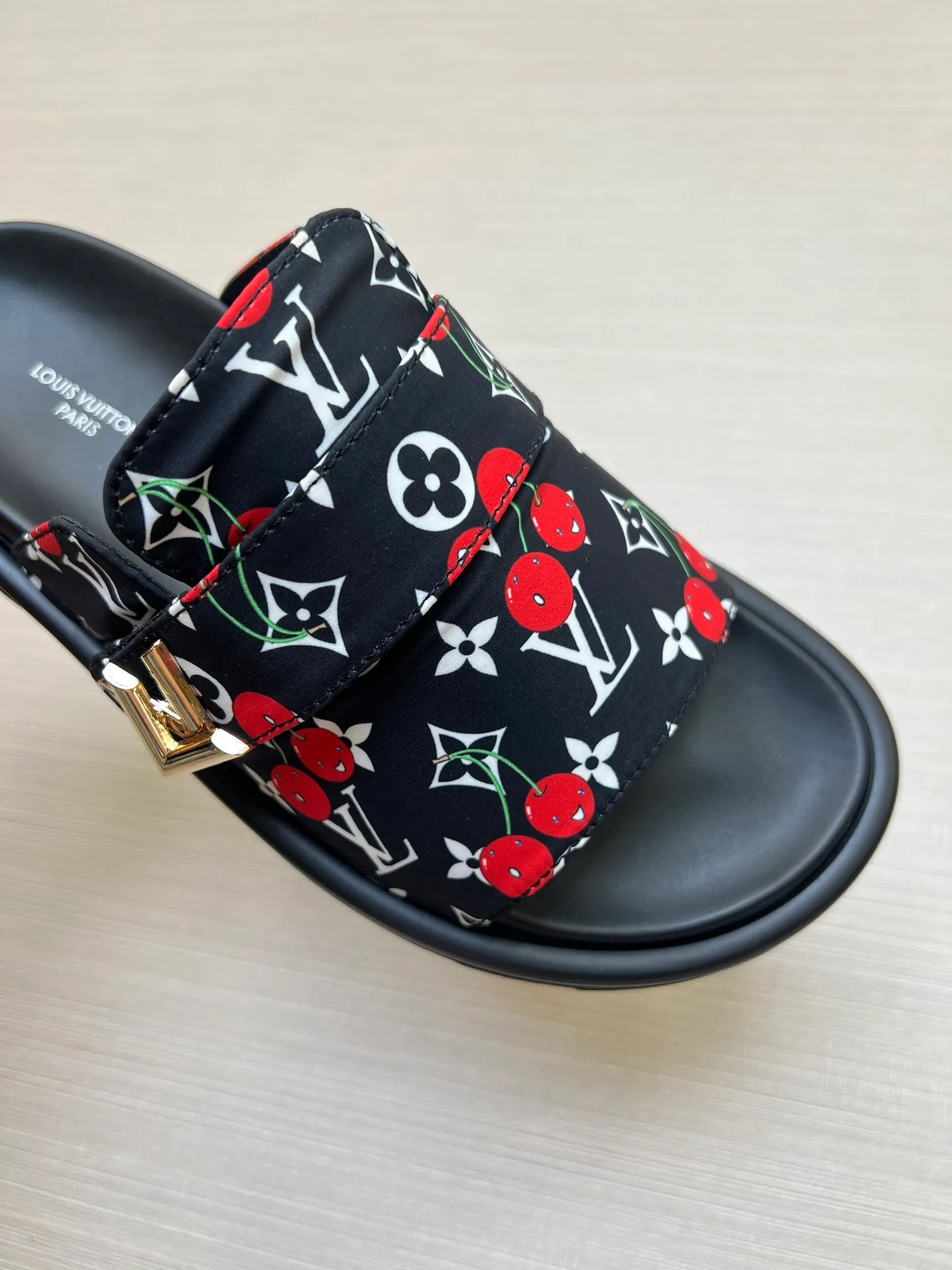 Factory price: 360💰【LOUIS VUITTON】Louis Vuitton, LV printing, men's and women's slippers are on the market, drawer box packaging with cloth bag, card, the upper pattern looks very soft and waxy, super versatile leg slimming artifact. Fabric: imported denim/canvas/old fabric, LV hardware LOGO, official website pattern printing, comfortable to wear, foot pads: high elastic men's shoes💰U water table. Sole: foam sole, heel height: about 5cm. Code number: 35-46, 35, 45, 46 are custom-made and non-returnable. Color: multiple colors and styles available.